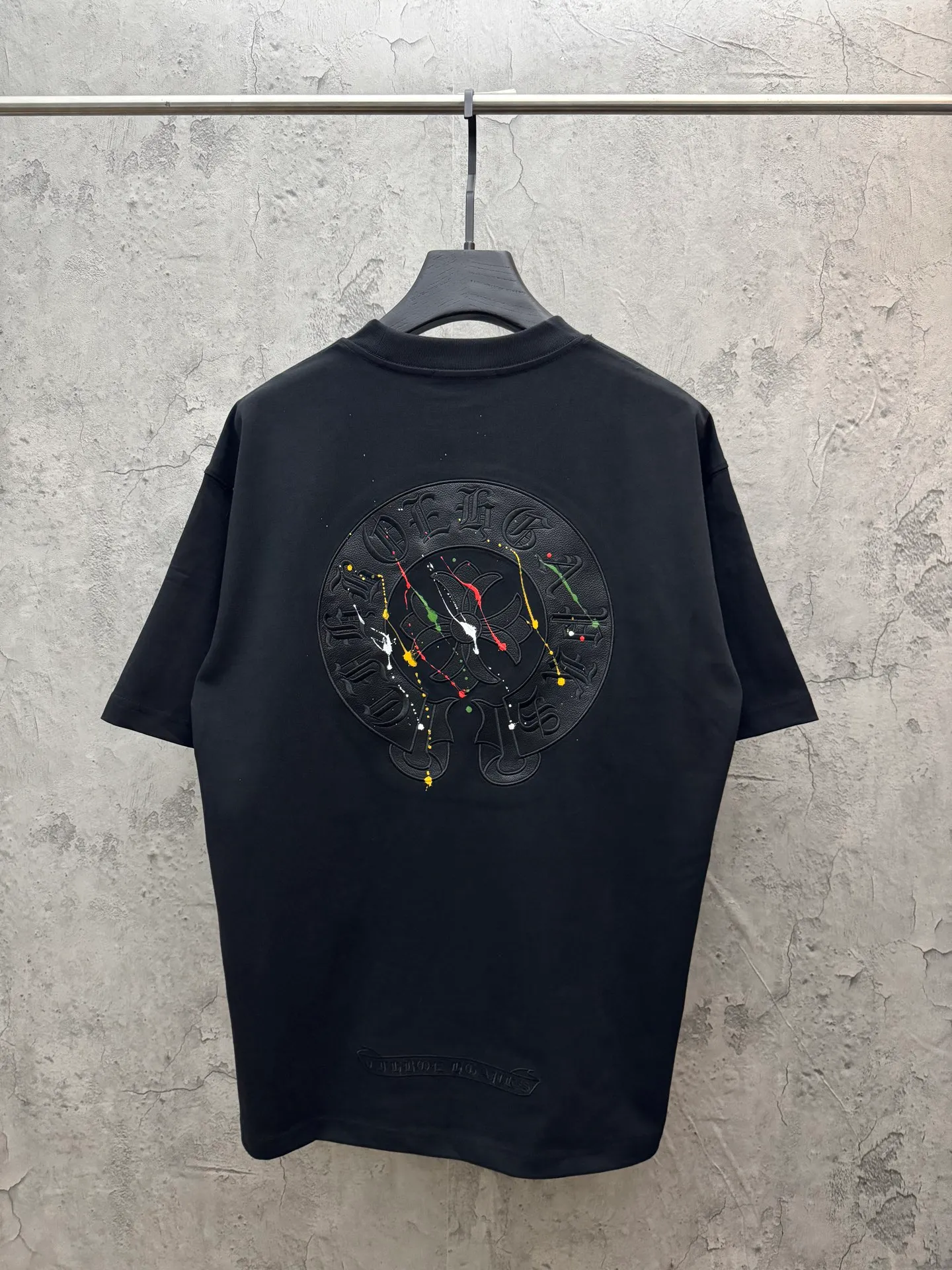 P190 top version, real shot without P, ​​different from market currency) 𝗖𝗵𝗿𝗼𝗺𝗲 𝗛𝗲𝗮𝗿𝘁𝘀/Croxin 2026 spring new original single counter American leather embroidery plus painted inkjet couple short sleeves 👑The highest version! Customized fabric 300 grams, best-selling model at the counter, very comfortable to wear. Accessories: original molded and authenticated collar label ➕ 100% silk wash water label. Genuine purchase-grade original hangtag➕matching hanging rope➕3D hanging beads➕original packaging bag. Craftsmanship: The original version has consistent wiring! The highest version of the armhole matching technique! Color: White Black Size: S M L XL Style No.: 26-2030